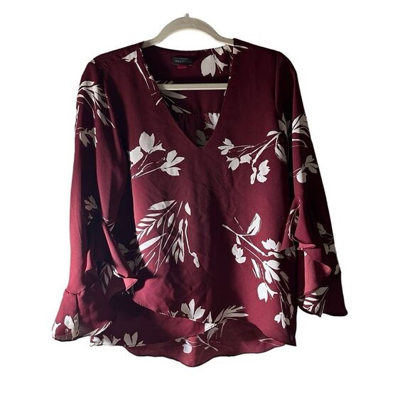 VINCE CAMUTO Women' Maroon Ruffled Pleated Floral Flutter Sleeve V Neck Blouse - Picture 1 of 15